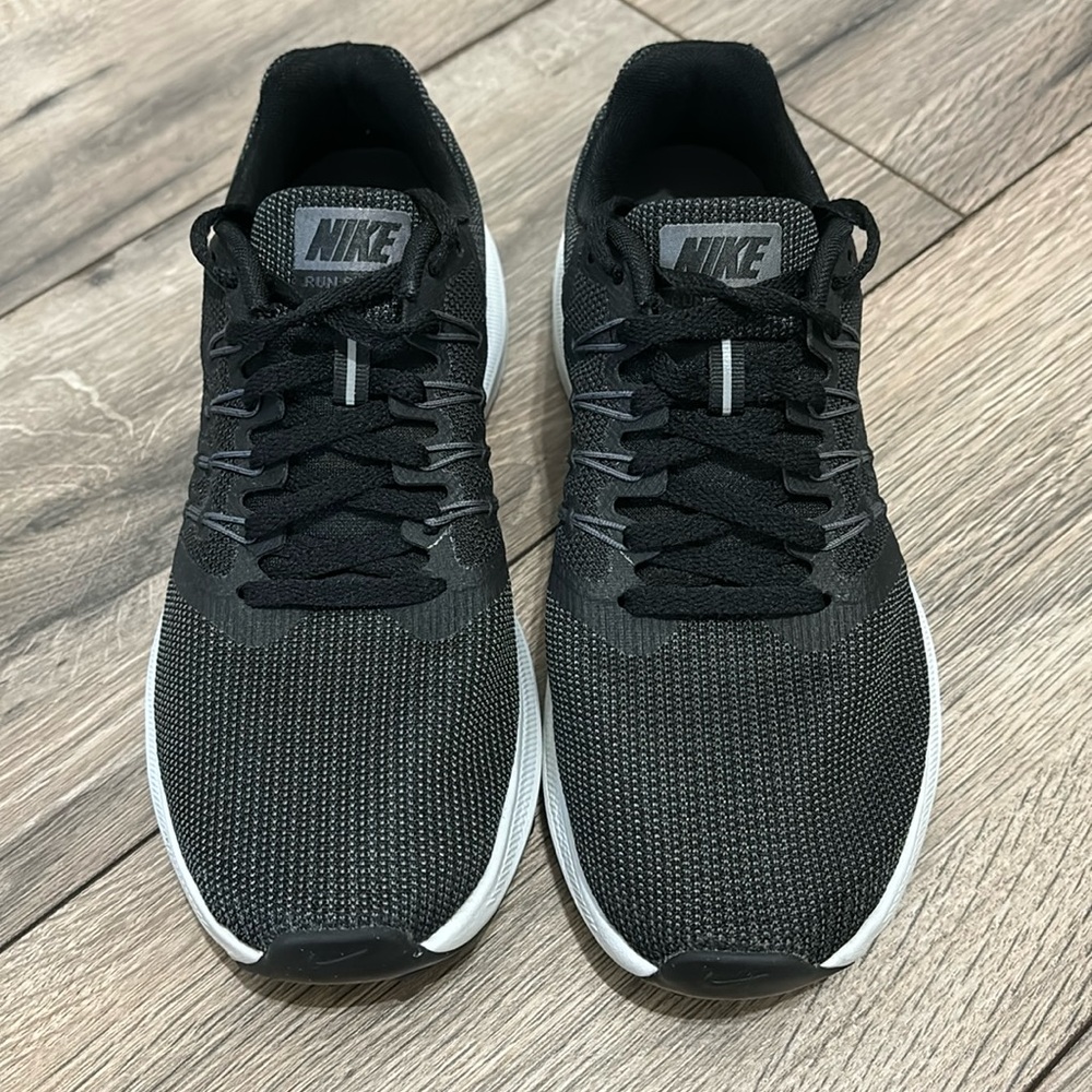 Nike Run Swift Tennis Shoes